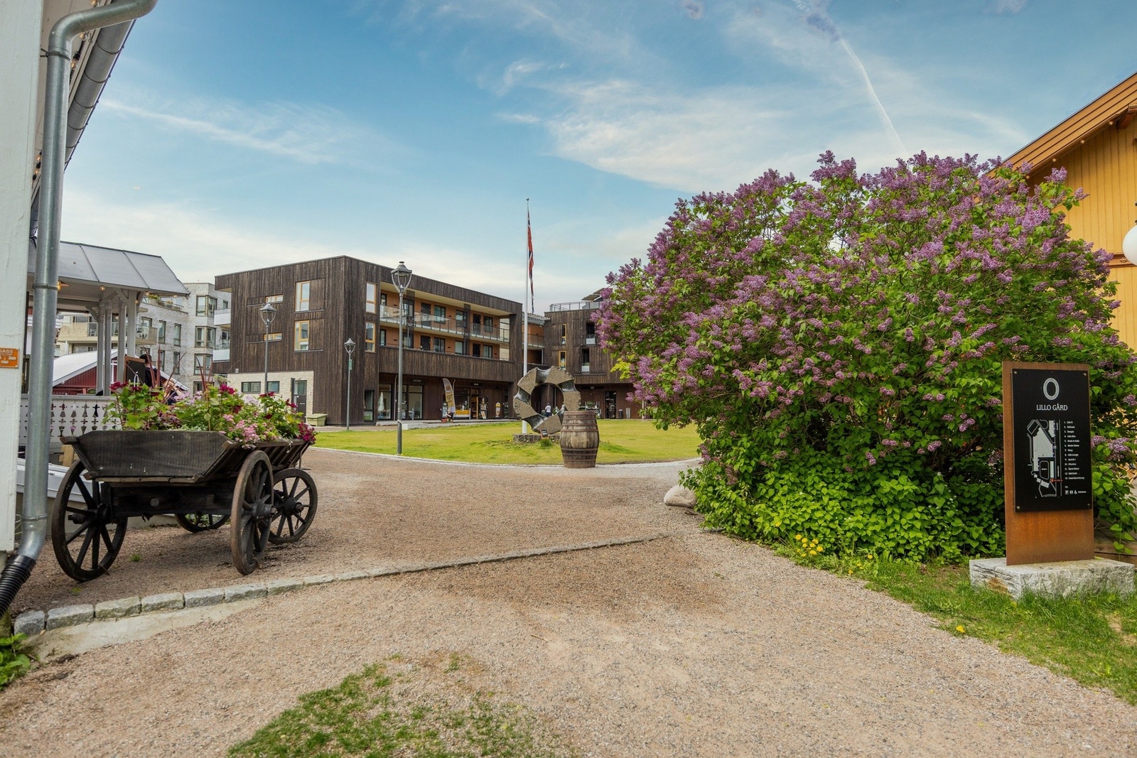Lillo Gård er et historisk gårdstun og et moderne boligområde i Nydalen i Oslo. Galleribilde