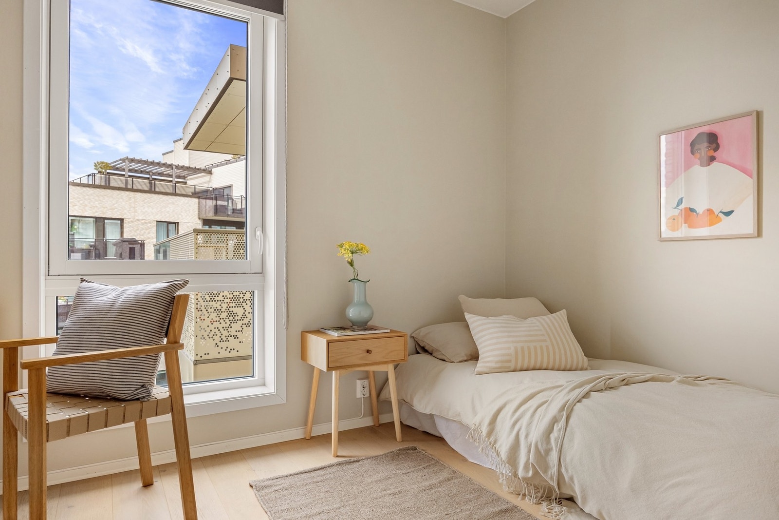 Plass til seng og nattbord. Galleribilde