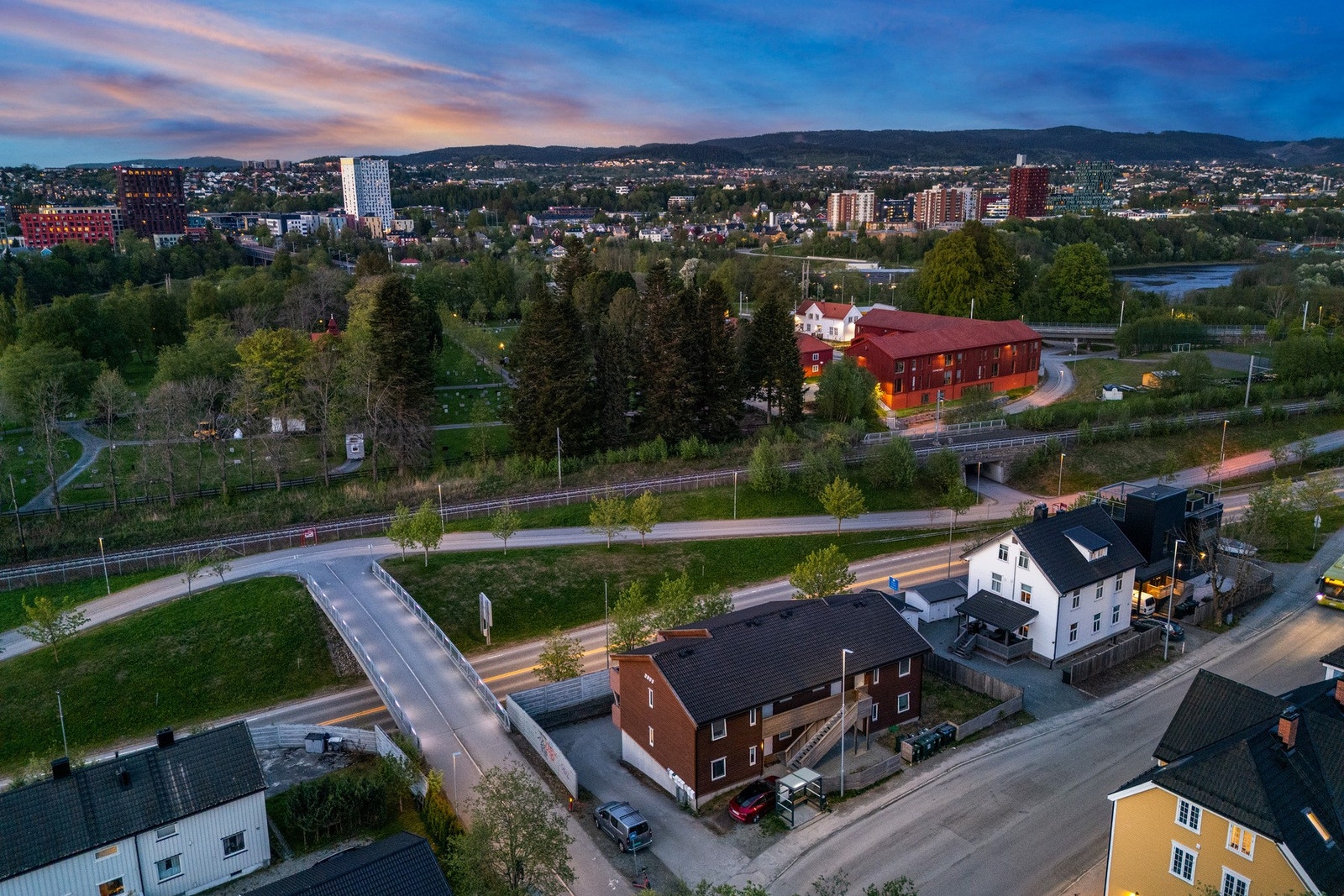 Rett over brua finner du St. Olavs hospital, Teknobyen, Lerkendal, NTNU, m.m. Galleribilde