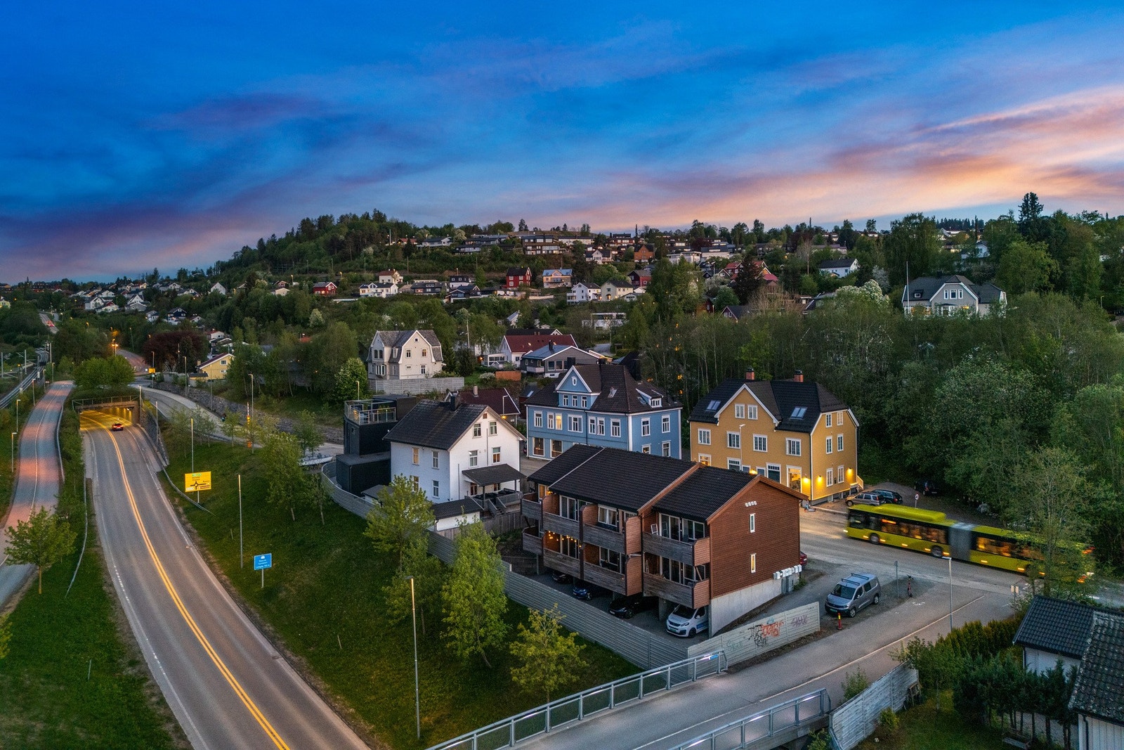 Bygget er godt lydisolert, selger merker derfor lite til vei og toglinje som ligger på stue-siden av leiligheten. Galleribilde