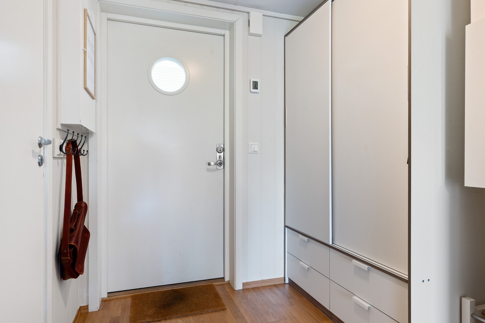 Leiligheten har en hyggelig entré med god plass til garderobeløsning. Galleribilde