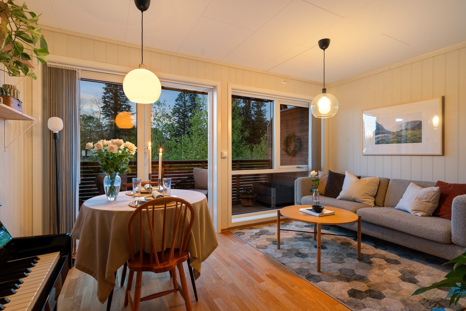 Stuen har god plass til både sofa og spisegruppe. Galleribilde