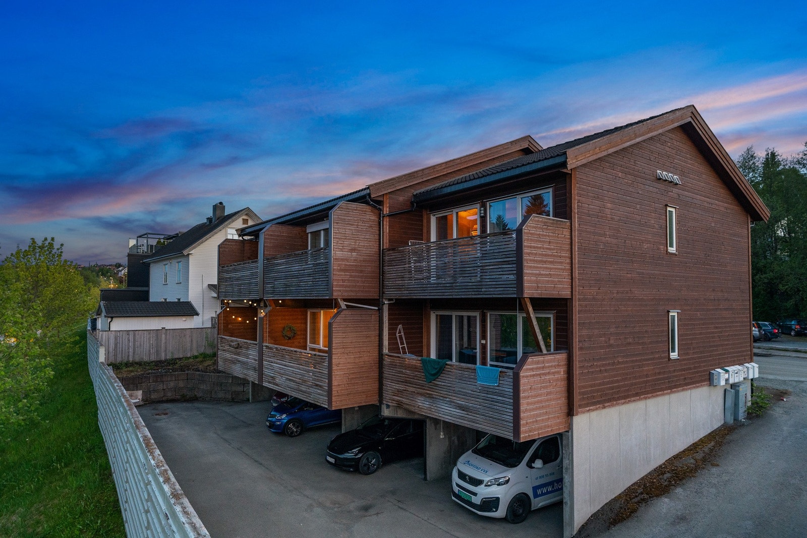 Sameiet har 4 parkeringsplasser i carport. Galleribilde