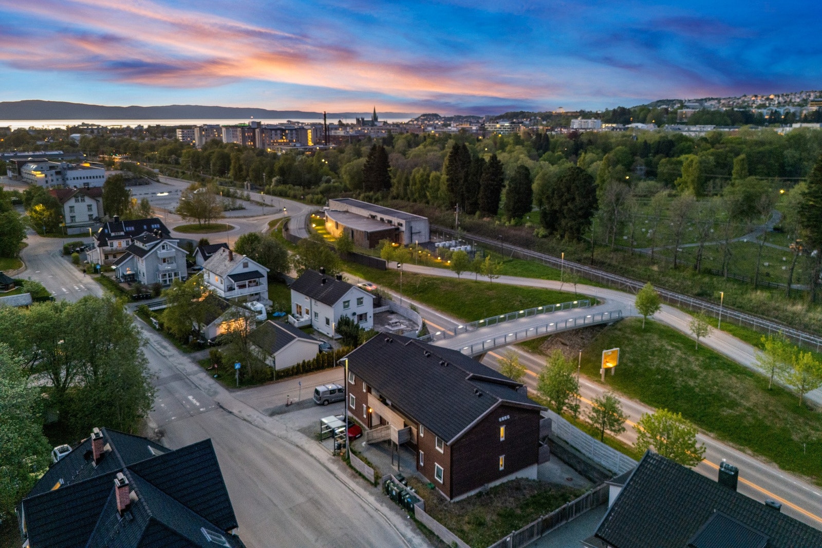 God bussforbindelse og nærhet til Marienborg togstasjon som gjør det praktisk å komme seg til flyplassen. Galleribilde