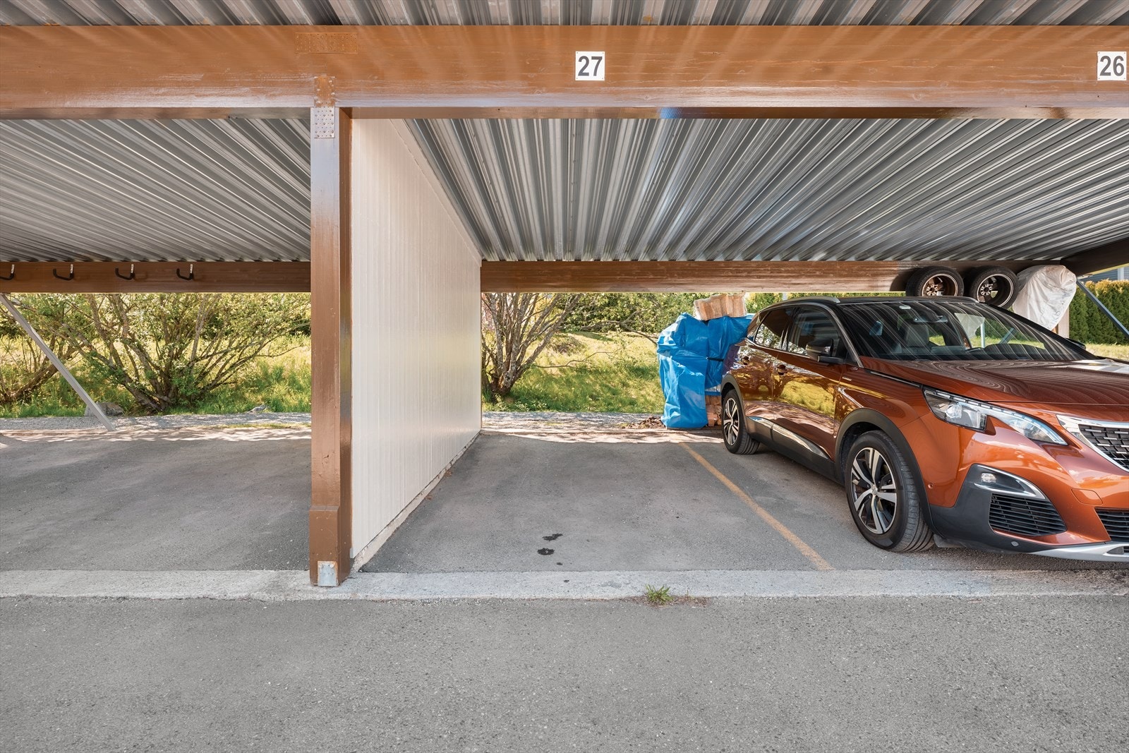 Andelen disponerer én biloppstillingsplass i carport. Galleribilde