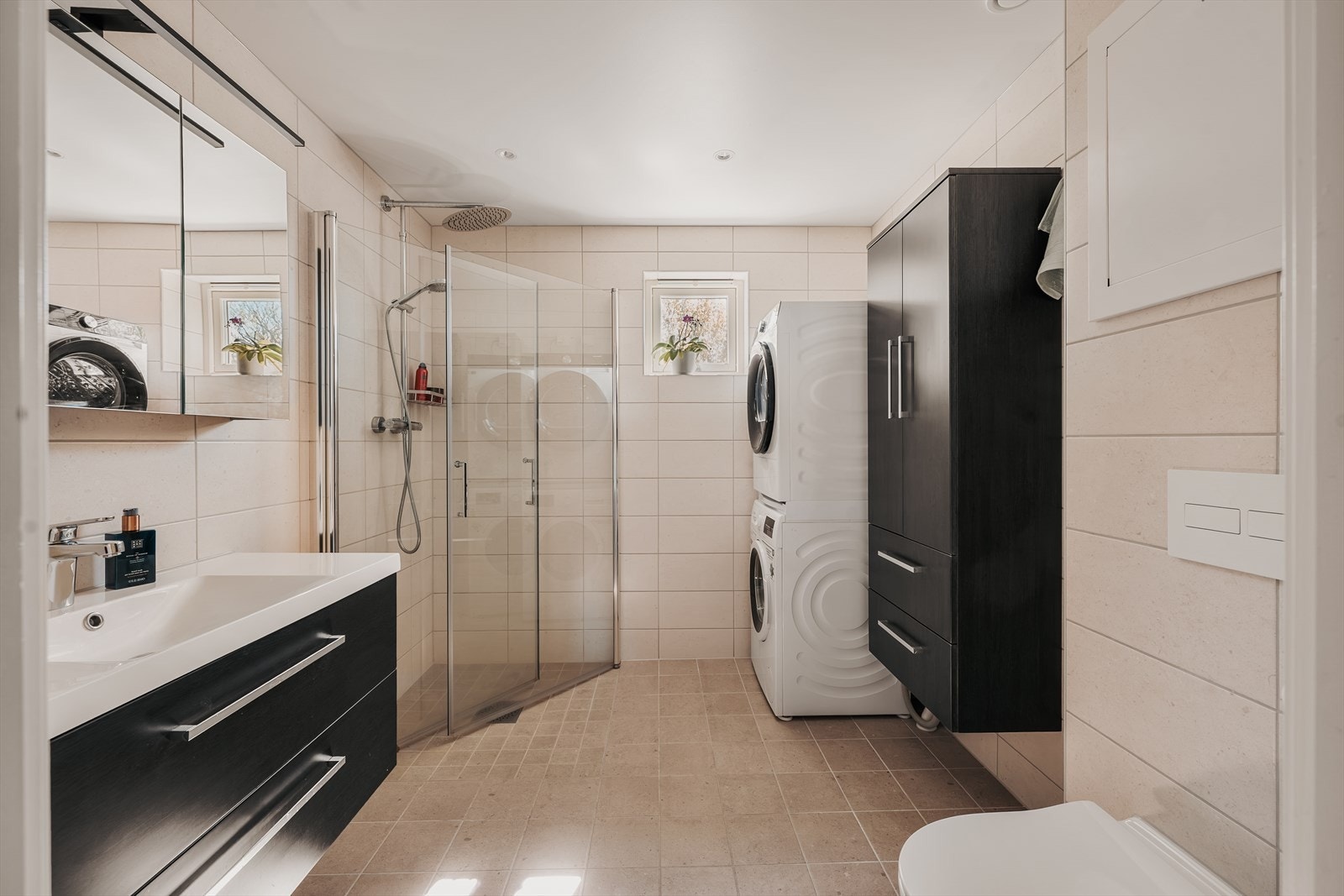 Flislagt bad med gulvvarme. Badet med modernisert i 2024 i regi av borettslaget. Galleribilde