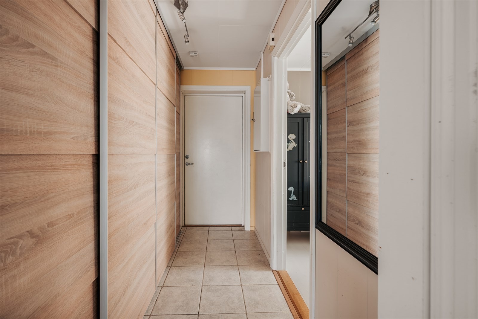 Entré med stor skyvedørsgarderobe. Galleribilde