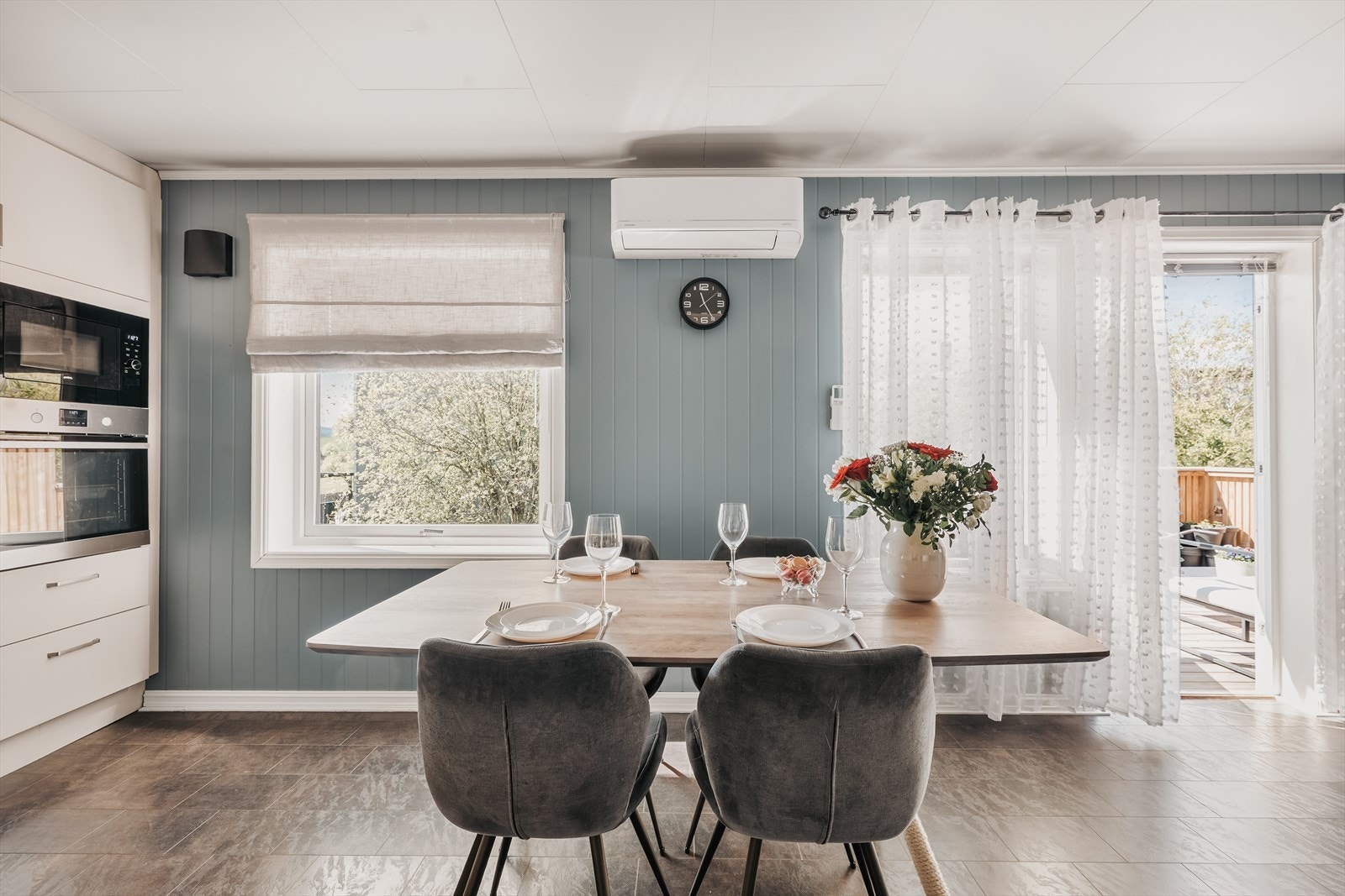 Kjøkken og stue er i åpen løsning og har rikelig med naturlig lysinnslipp. Galleribilde