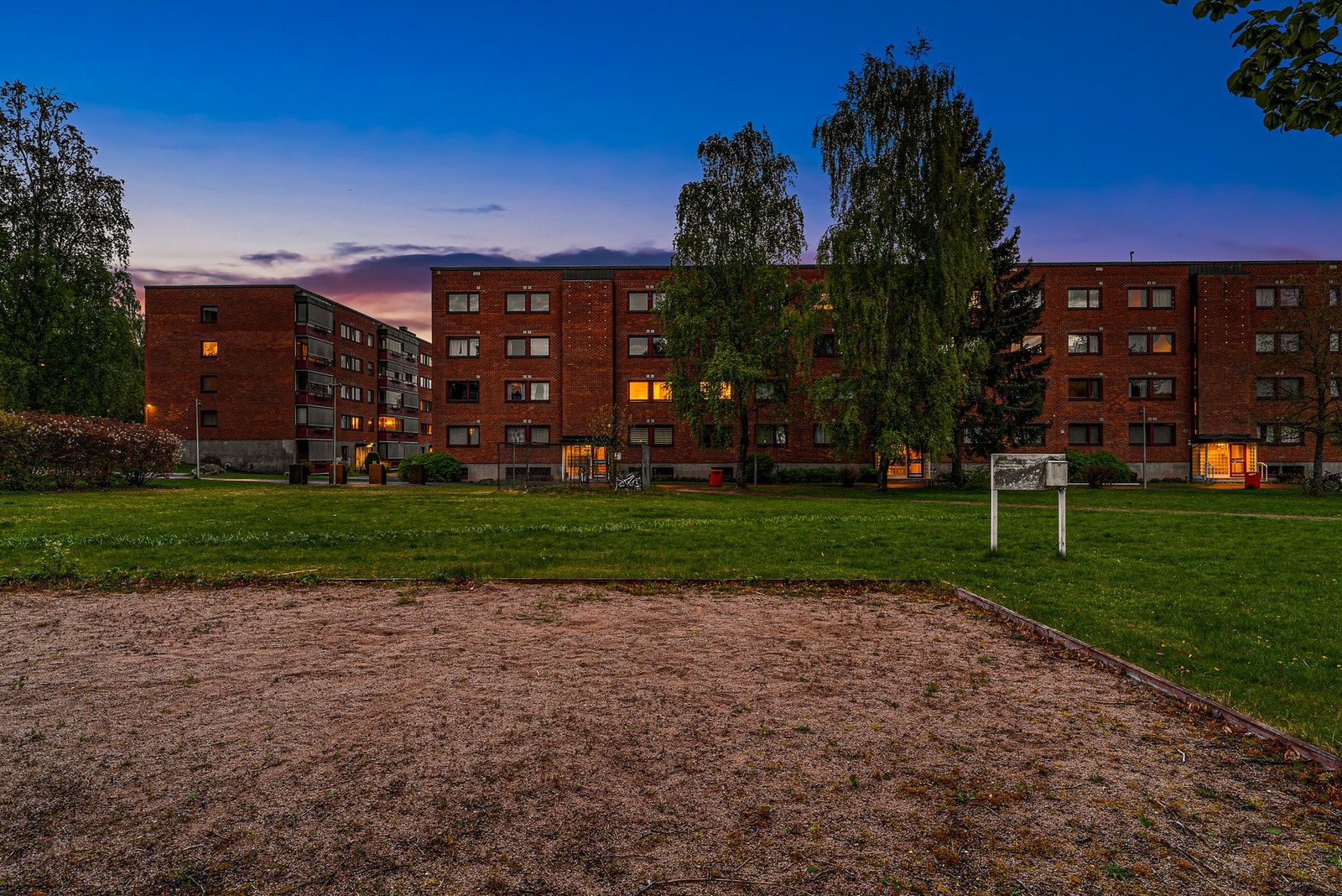 Kort vei til både Haugerud T, Extra Haugerud Senter og Trosterud skole gjør beliggenheten praktisk i hverdagen, samtidig som området oppleves rolig og tilbaketrukket. Galleribilde