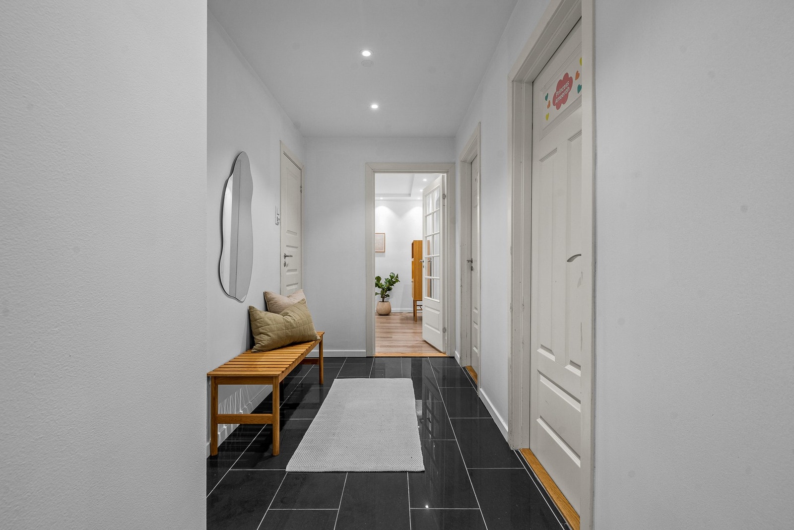 Entréen gir et ryddig førsteinntrykk med flislagt gulv, downlights og gode oppbevaringsmuligheter i tilknytning til gangen Galleribilde