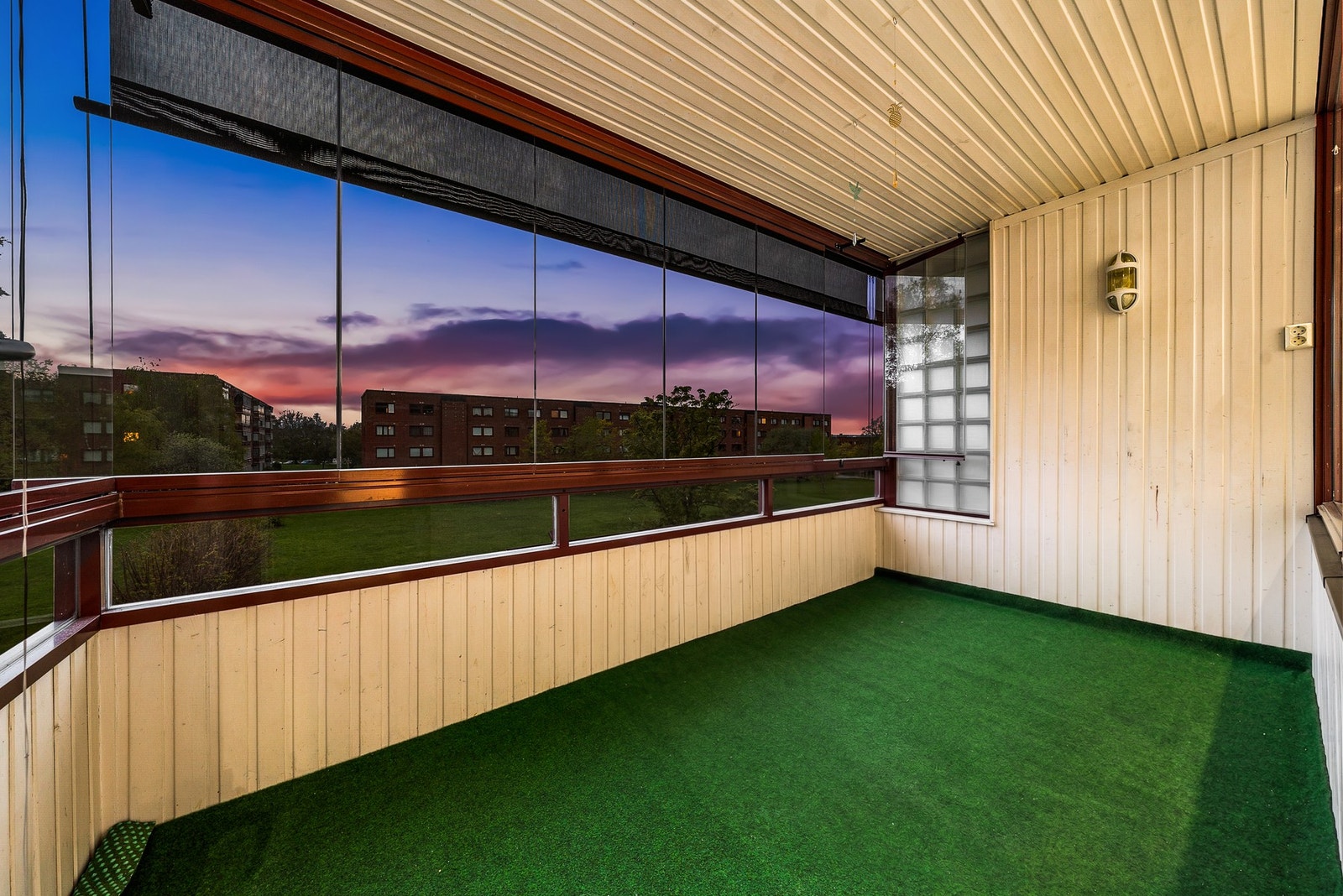 Den innglassede balkongen på ca. 8 m² har god plass til sittegruppe og grill, samt byr på hyggelig utsyn mot grønne omgivelser. Galleribilde