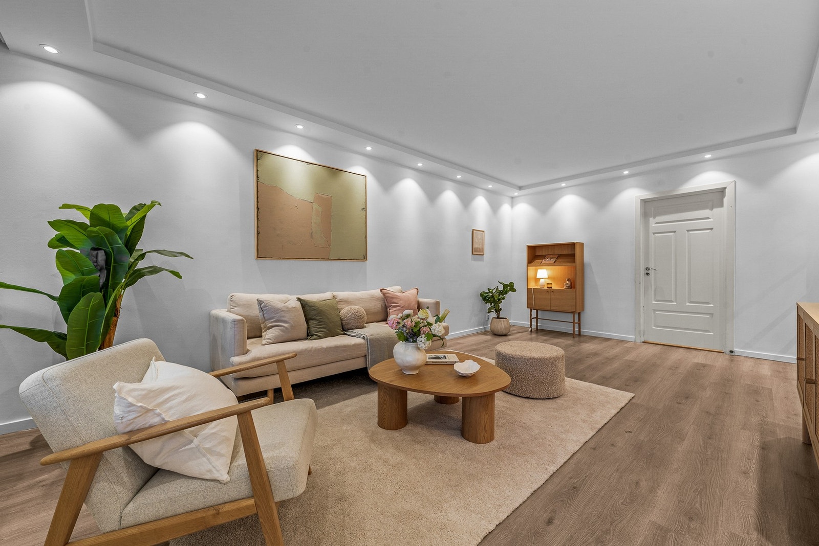 Pent gulv i laminat, downlights og en god himlingshøyde bidrar til et moderne og luftig uttrykk. Galleribilde