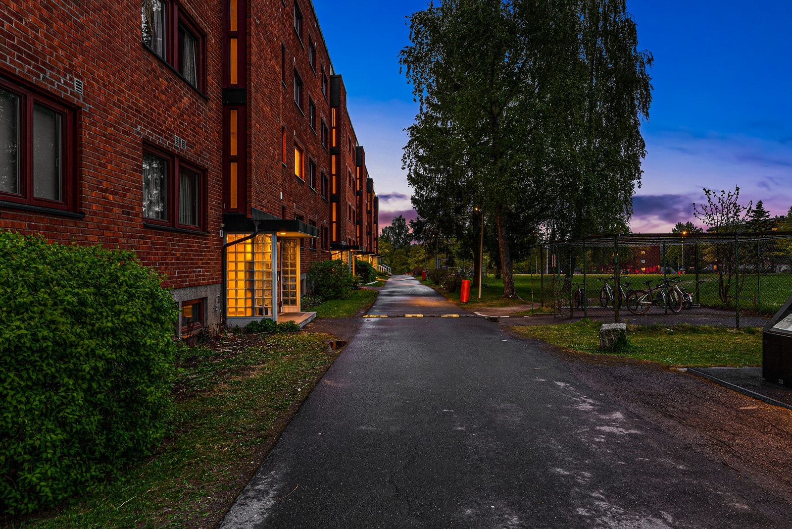 Rolig og tilbaketrukket internbeliggenhet i grønne omgivelser, med lite innsyn og hyggelige gangstier mellom bebyggelsen. Galleribilde