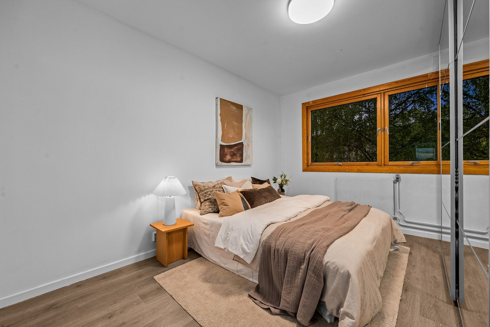 Vindusflatene slipper inn rikelig med naturlig lys. Galleribilde