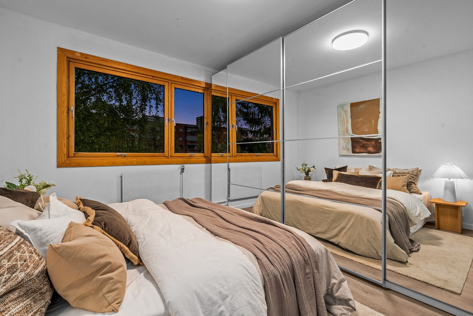 Hovedsoverom med skyvedørsgarderobe og gode møbleringsmuligheter Galleribilde