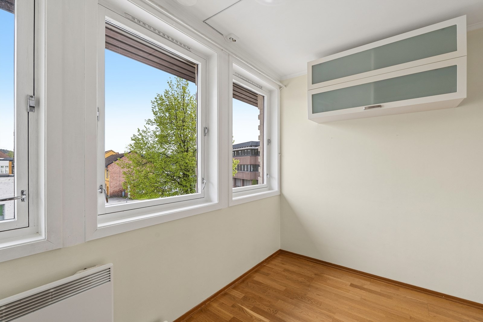 Det er plass til spisebord ved kjøkkenvinduene Galleribilde