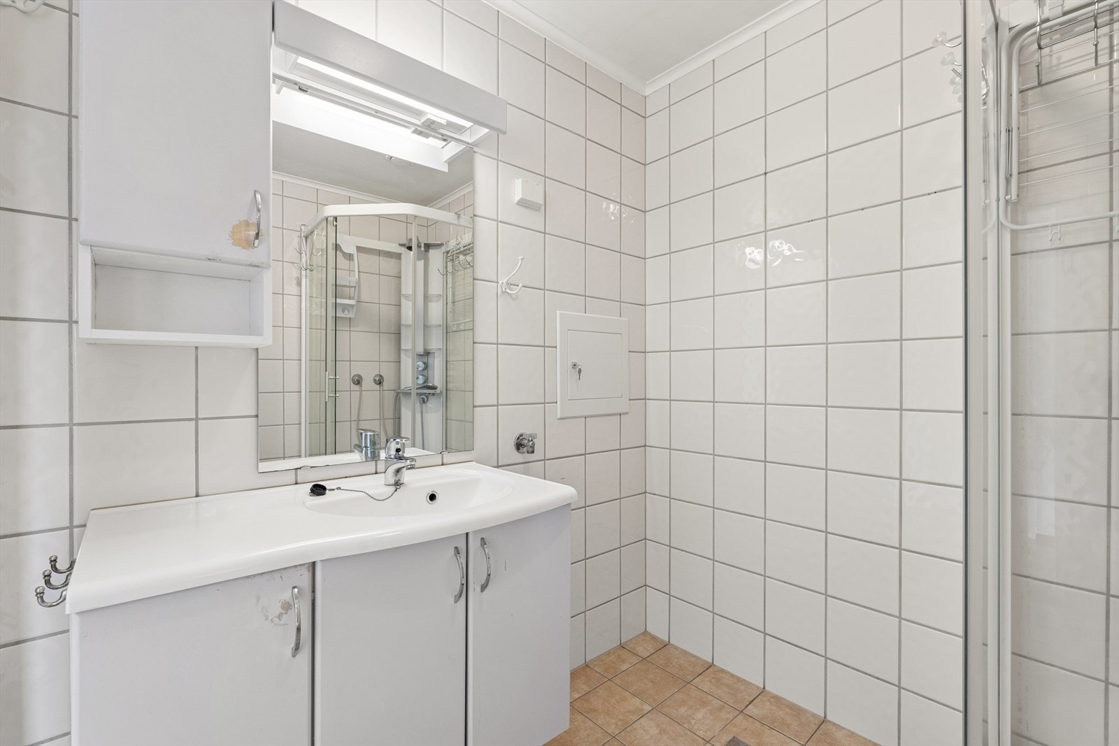 Badet har plass til vaskemaskin og tørketrommel Galleribilde