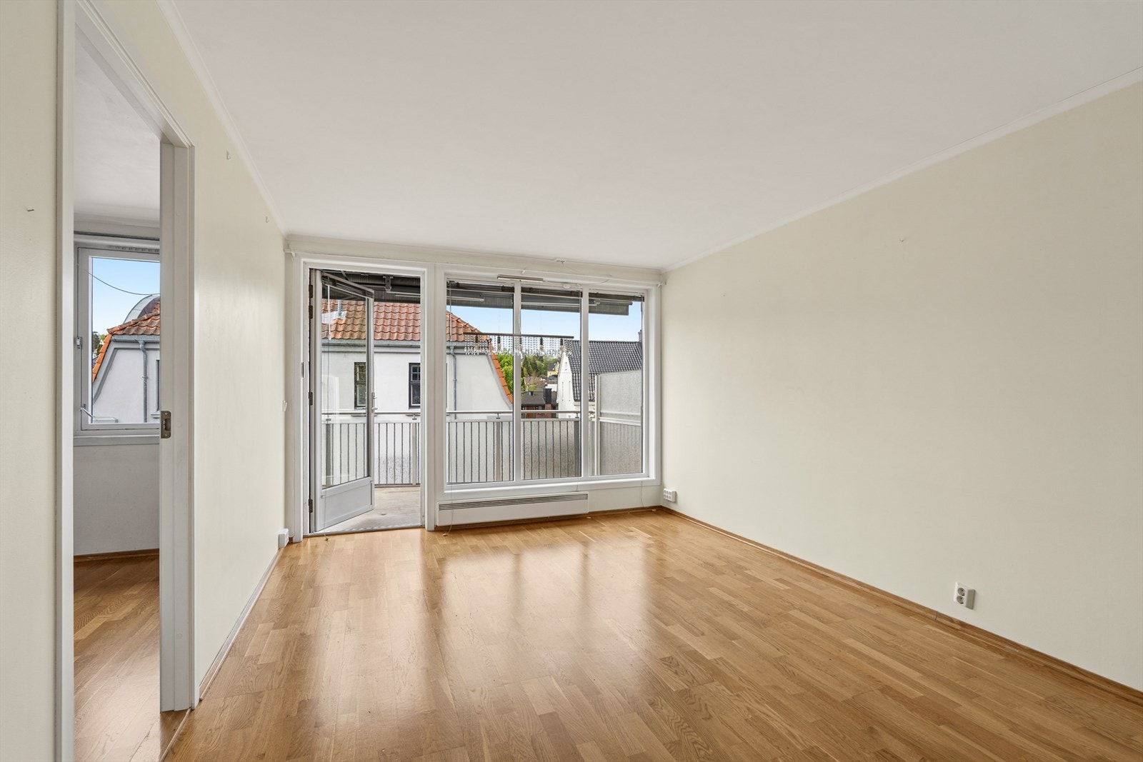 Fra stuen er det utgang til solrik balkong Galleribilde