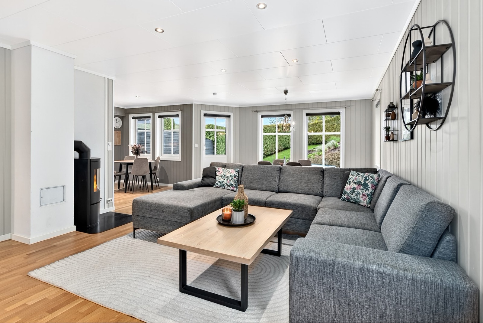 God plass til både sofagruppe, spisestue og frokostbord. Galleribilde