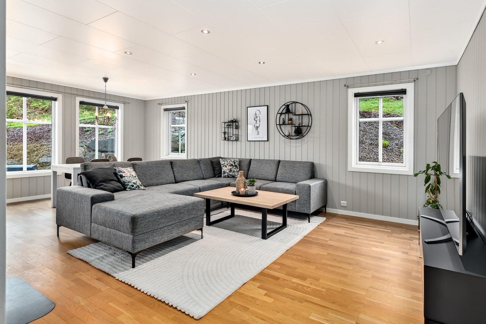 Stua er lys og fin med gode vindusflater. Galleribilde