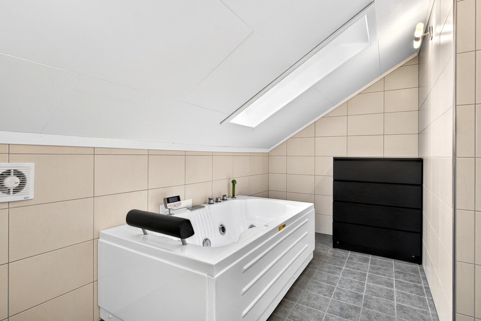 Boligen byr på bad i begge etasjer. Galleribilde