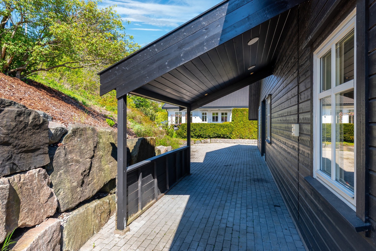 Steinlagt uteareal. Galleribilde