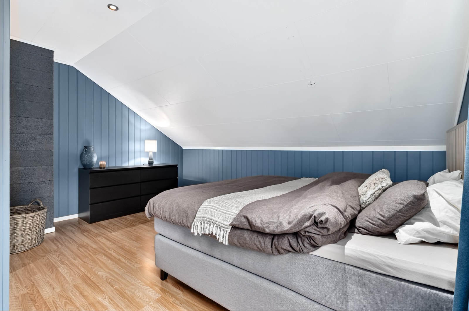 God plass til dobbeltseng, kontorplass, m.m. Galleribilde
