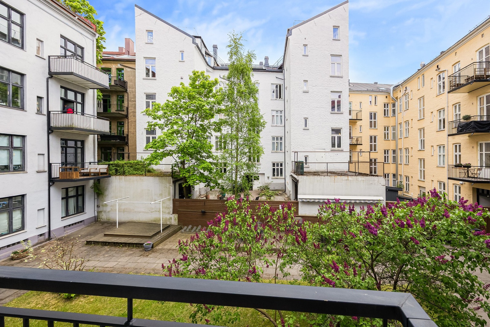 Balkongen er sydvestvendt og byr på gode solforhold. Galleribilde