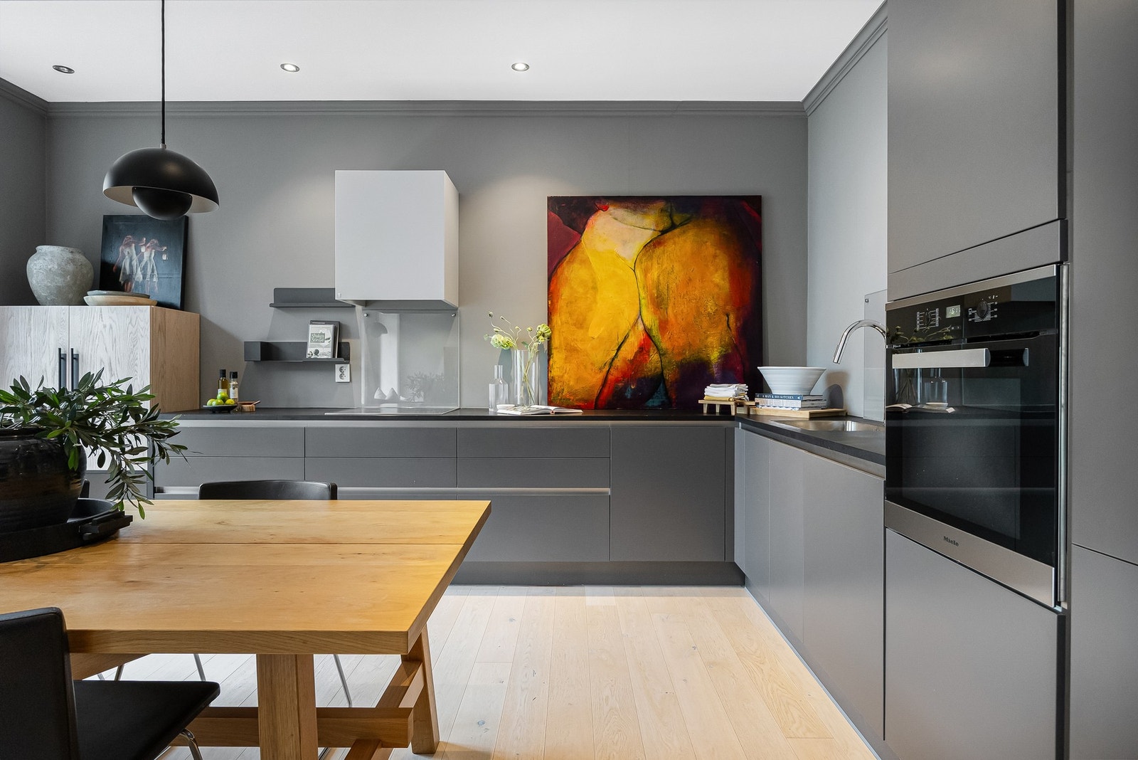 Kjøkkenet er fra 2015 og fremstår moderne, vedlikeholdt og godt tilpasset boligens planløsning. Galleribilde