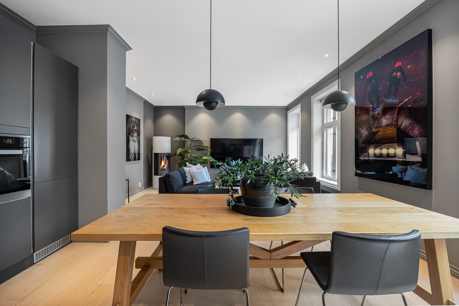 Fra stuen er det utgang til balkong på ca. 4,9 m², som fungerer som en fin forlengelse av oppholdsrommet og gir et hyggelig uteareal i den varme årstiden. Galleribilde