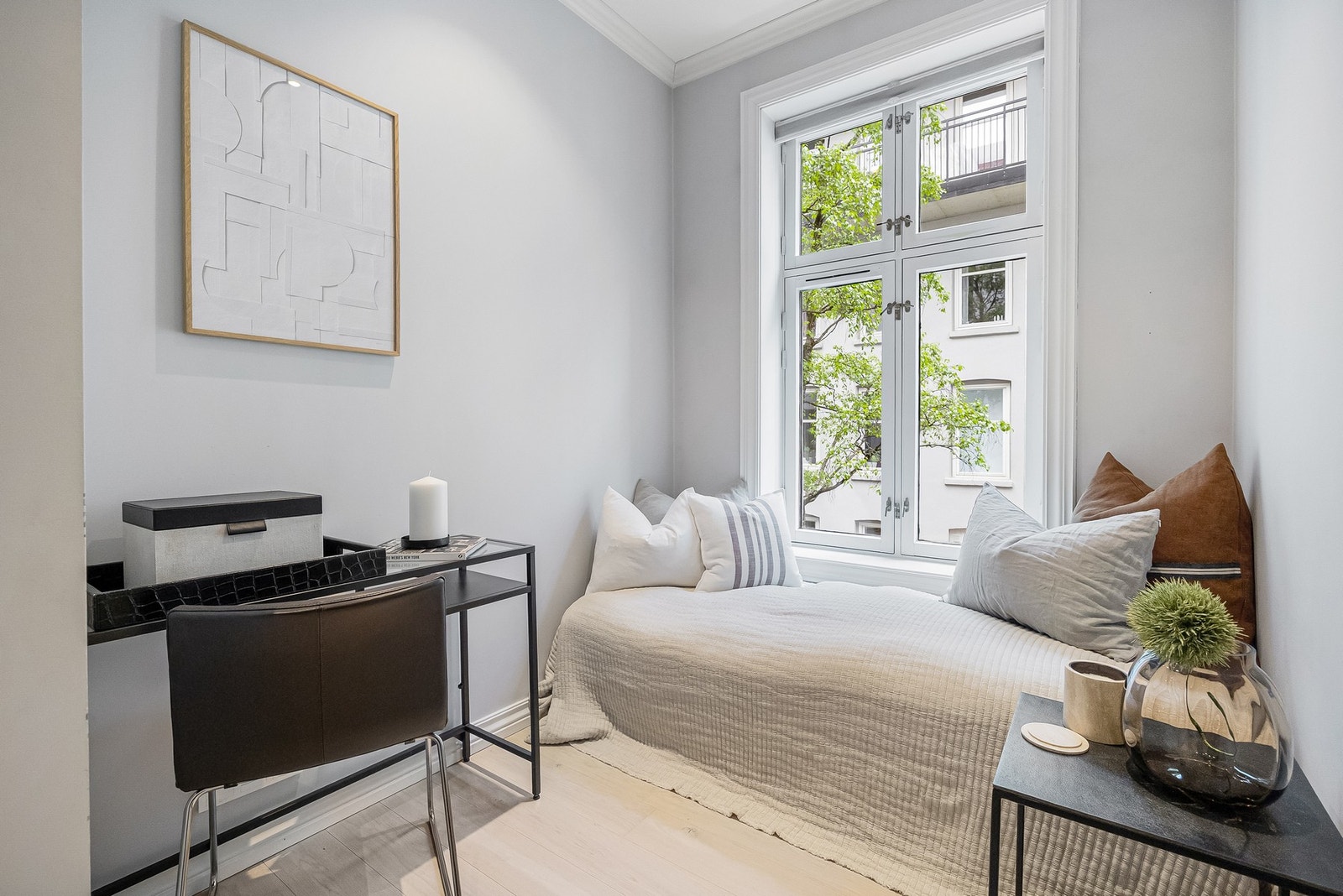 Her er det god plass til seng, skrivebord og garderobeskap. Galleribilde