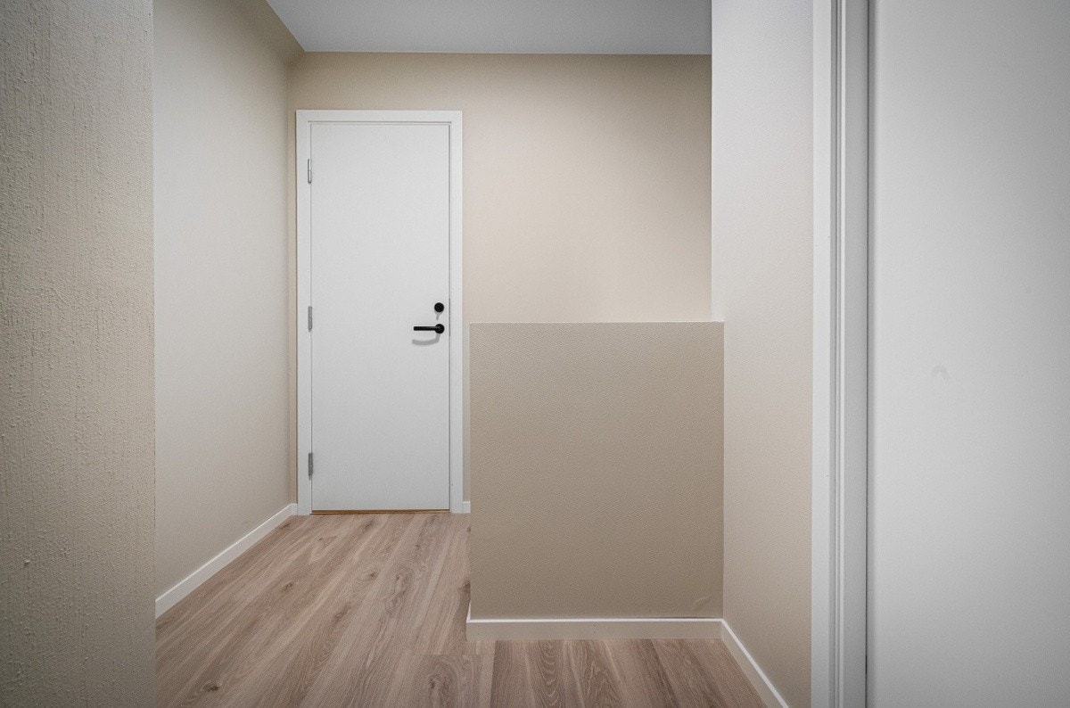 Boligens loftsetasje inneholder to soverom, avvik grunnet gulvareal. Galleribilde