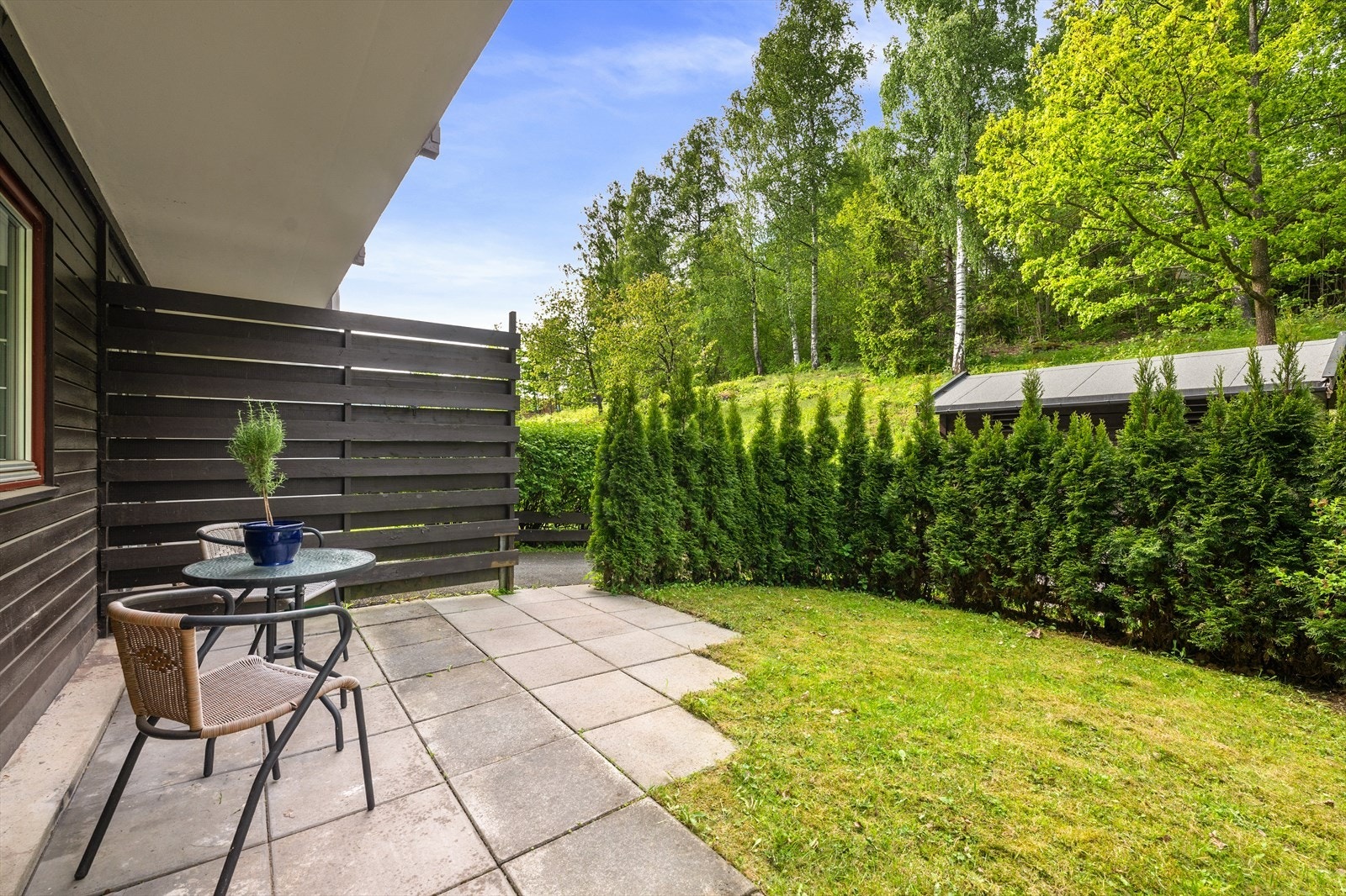 Praktisk markterrasse med enkel adkomst fra kjøkkenet Galleribilde