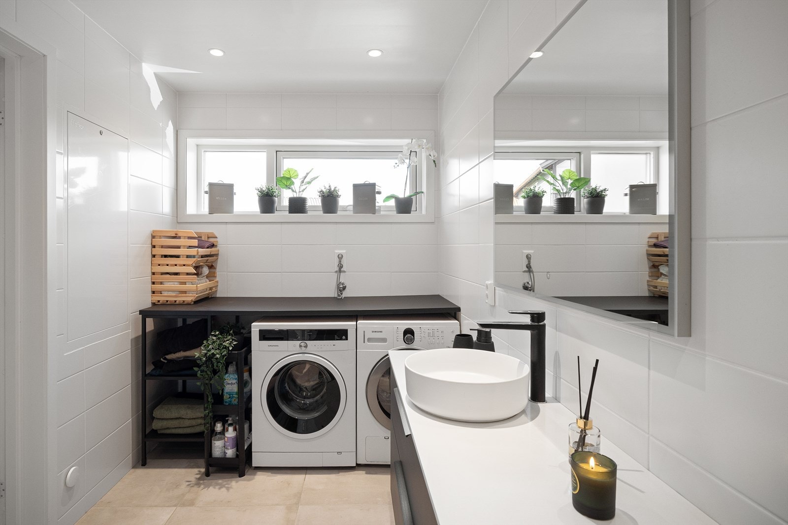 Pent og innbydende flislagt baderom fra 2021. Badet er romslig og har plass og opplegg til vaskemaskin og tørketrommel Galleribilde