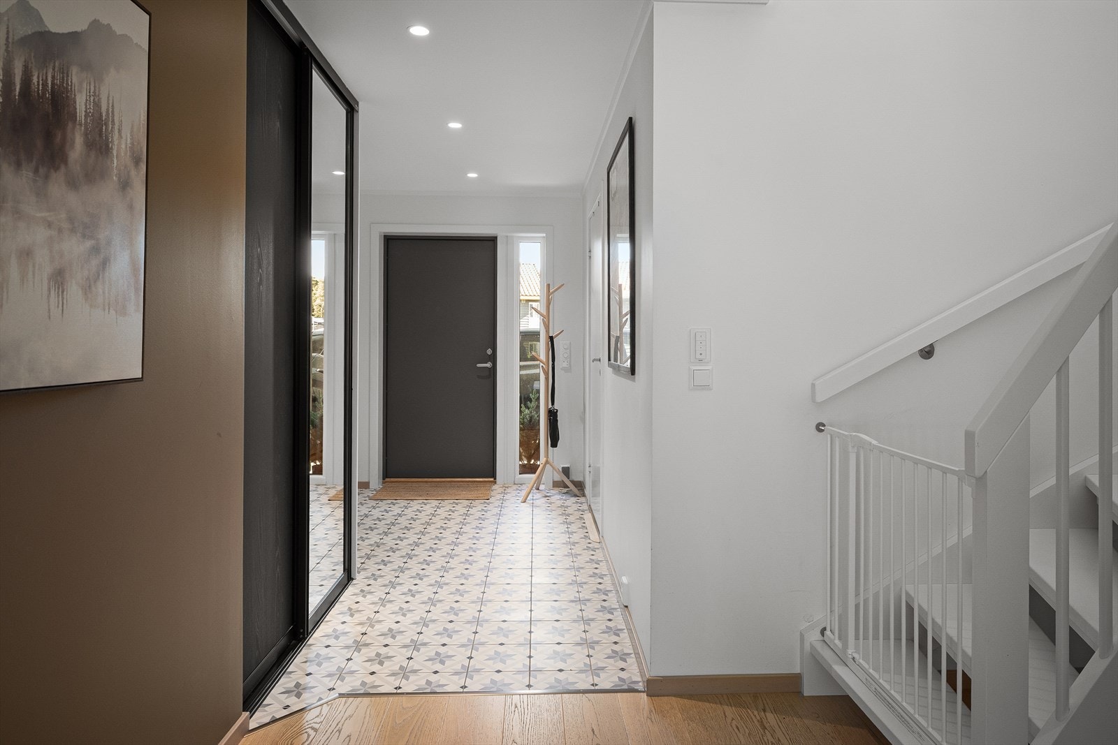 Entréen har flislagt gulv og downlights i himlingen. Herfra er det adkomst til boligens øvrige etasjer via trapp. Galleribilde