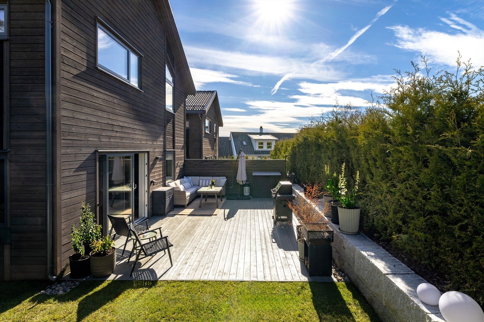 Fra stuen er det utgang til en solrik nordvest markterrasse på ca. 35kvm med videre adkomst til hage. Sol fra 15:15-21:00 Galleribilde
