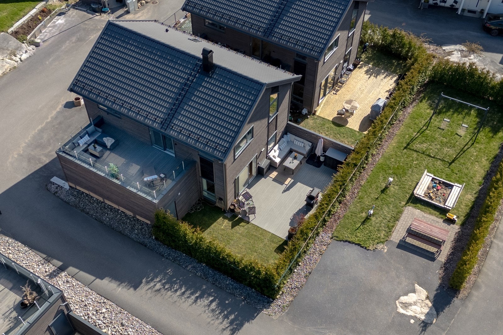 Boligen har solrike uteområder med takterrasse, flott utsikt over nærområdet og markterrasse i hagen Galleribilde