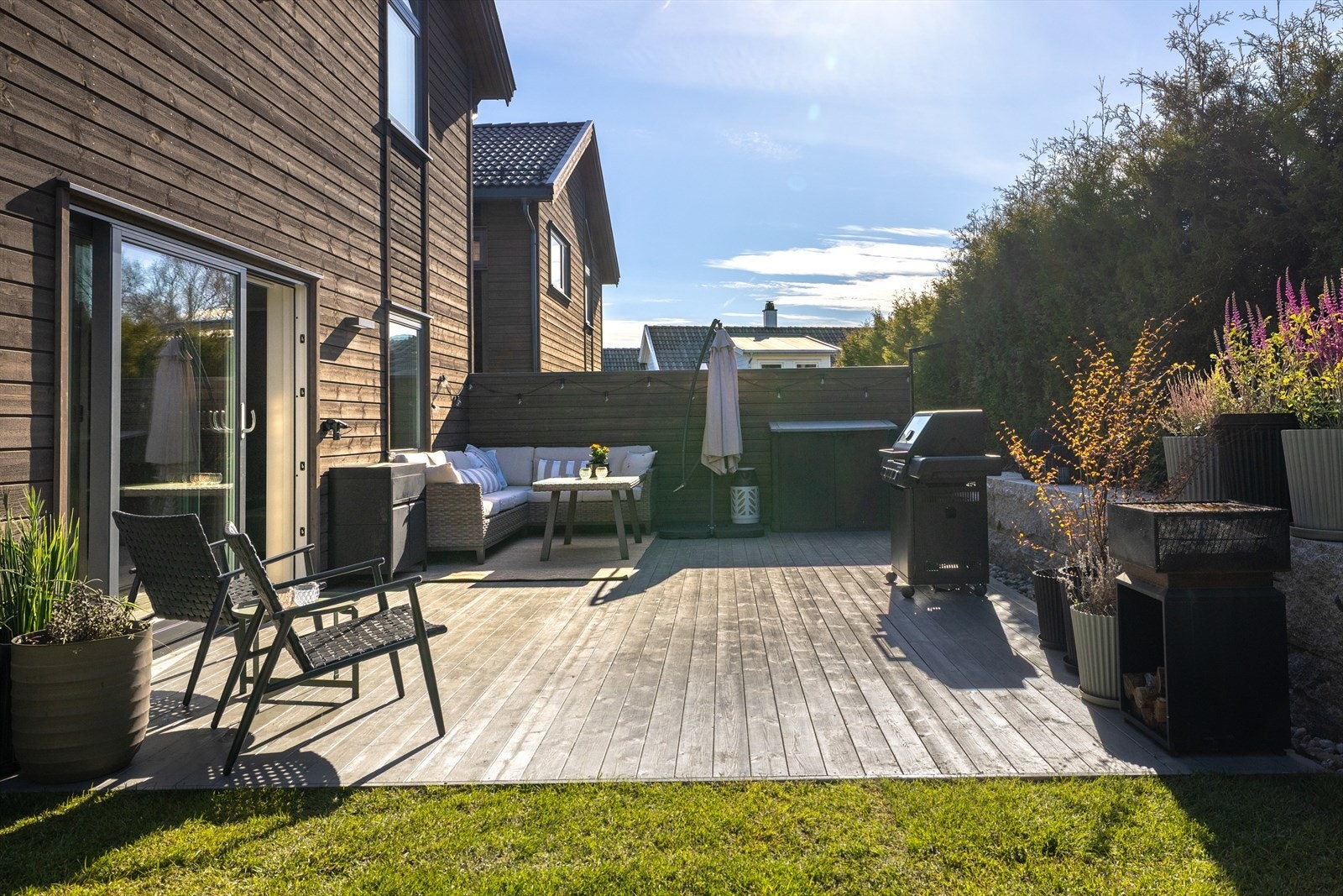 Det er god plass til å lage sin egen grønne oase med planter, hagemøbler og grill. Galleribilde