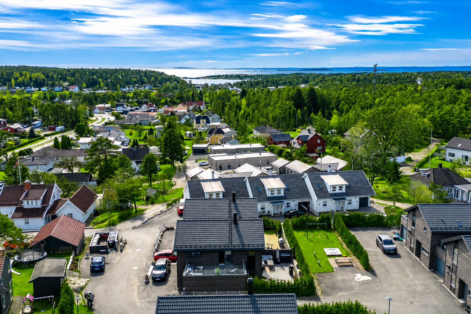 Boligen ligger idyllisk til på Slevik, i rolige og landlige omgivelser. Her bor du tett på naturen, med skog, sjø og flotte turområder rett i nærheten - perfekt for deg som ønsker en hverdag med både ro, frisk luft og gode fritidsmuligheter Galleribilde