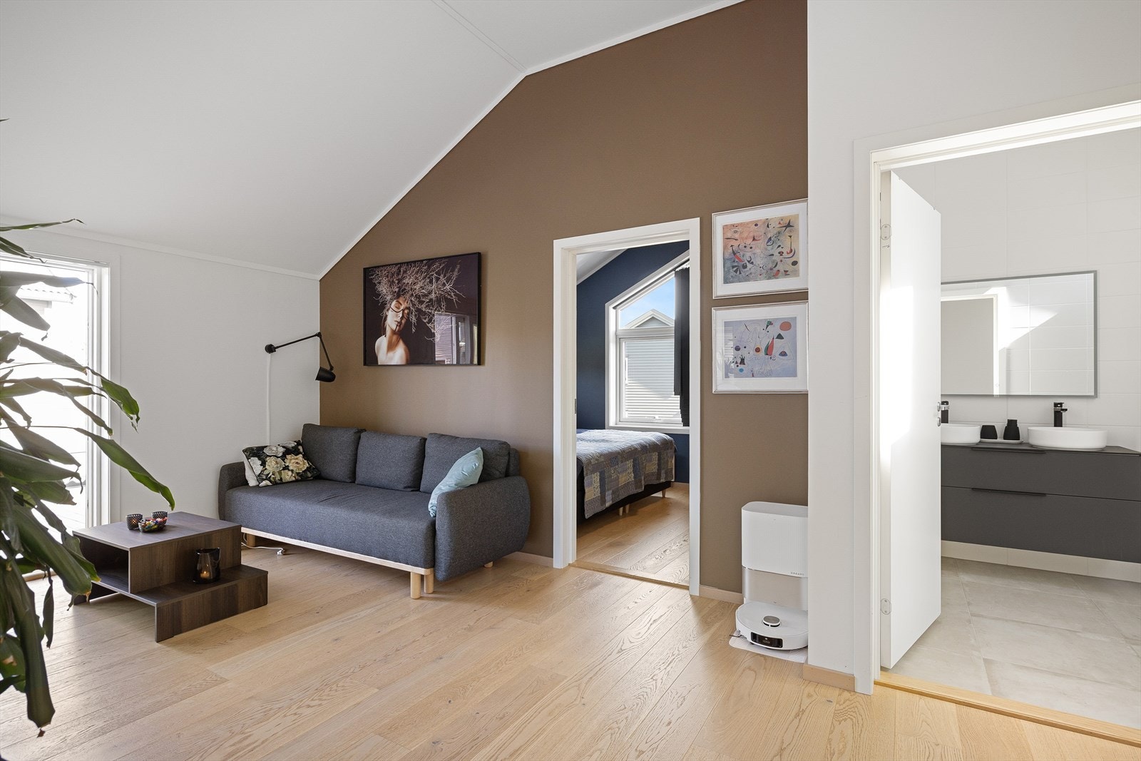 Med adkomst fra trappeoppgangen har man en loftstue Galleribilde
