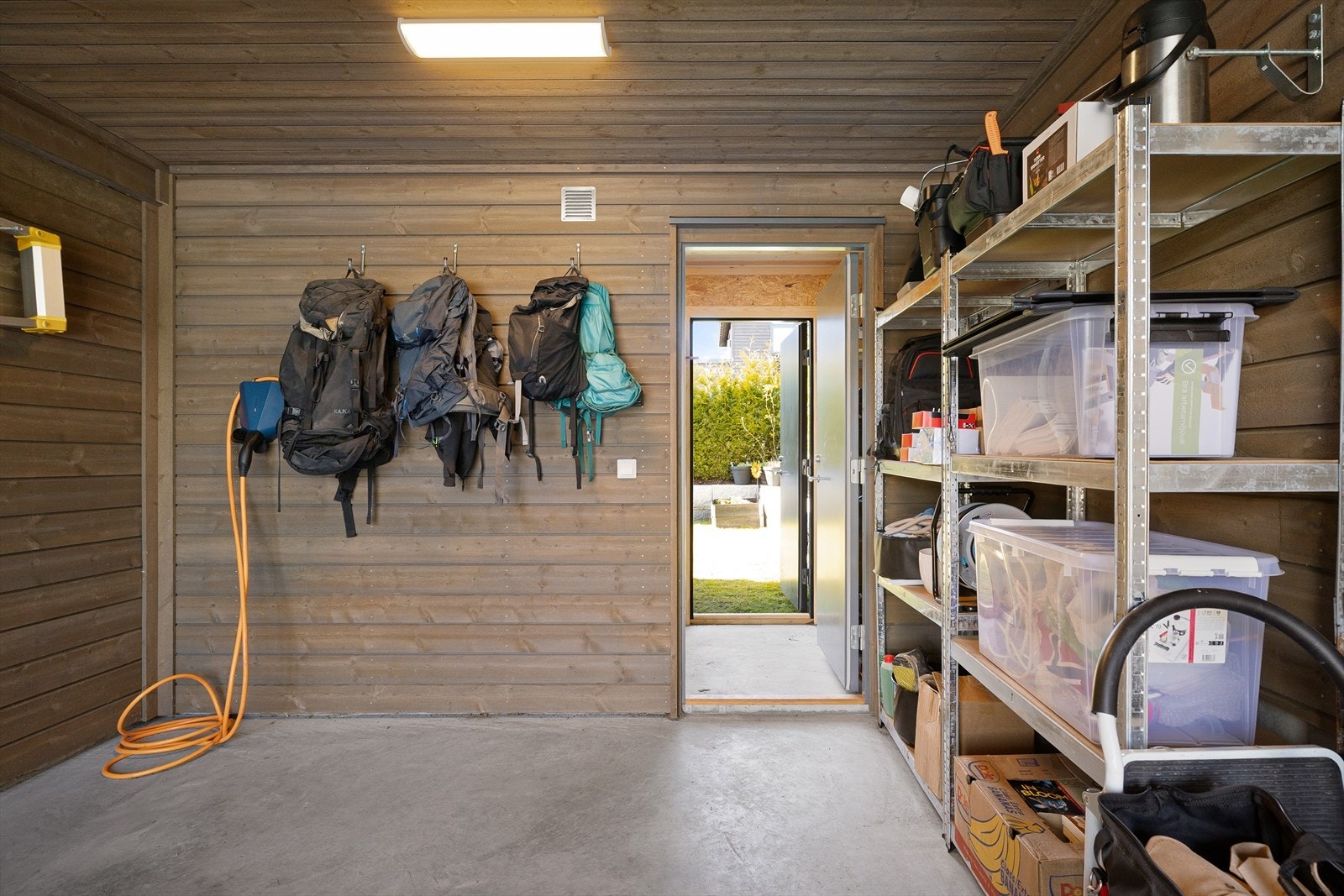 Garasjeplass med en biloppstillingsplass. Det er montert elbillader. Videre er det direkte adkomst til en praktisk sportsbod til oppbevaring hvor det er montert strømuttak. Fra garasjen/boden kommer du til hagen Galleribilde