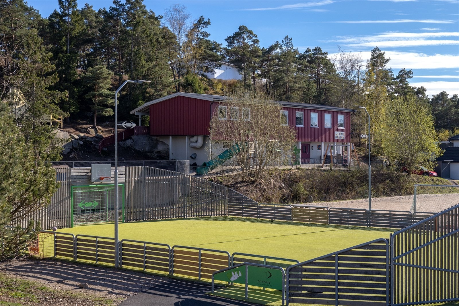 Boligen ligger idyllisk til på Slevik, i rolige og landlige omgivelser. Her bor du tett på naturen, med skog, sjø og flotte turområder rett i nærheten - perfekt for deg som ønsker en hverdag med både ro, frisk luft og gode fritidsmuligheter Galleribilde