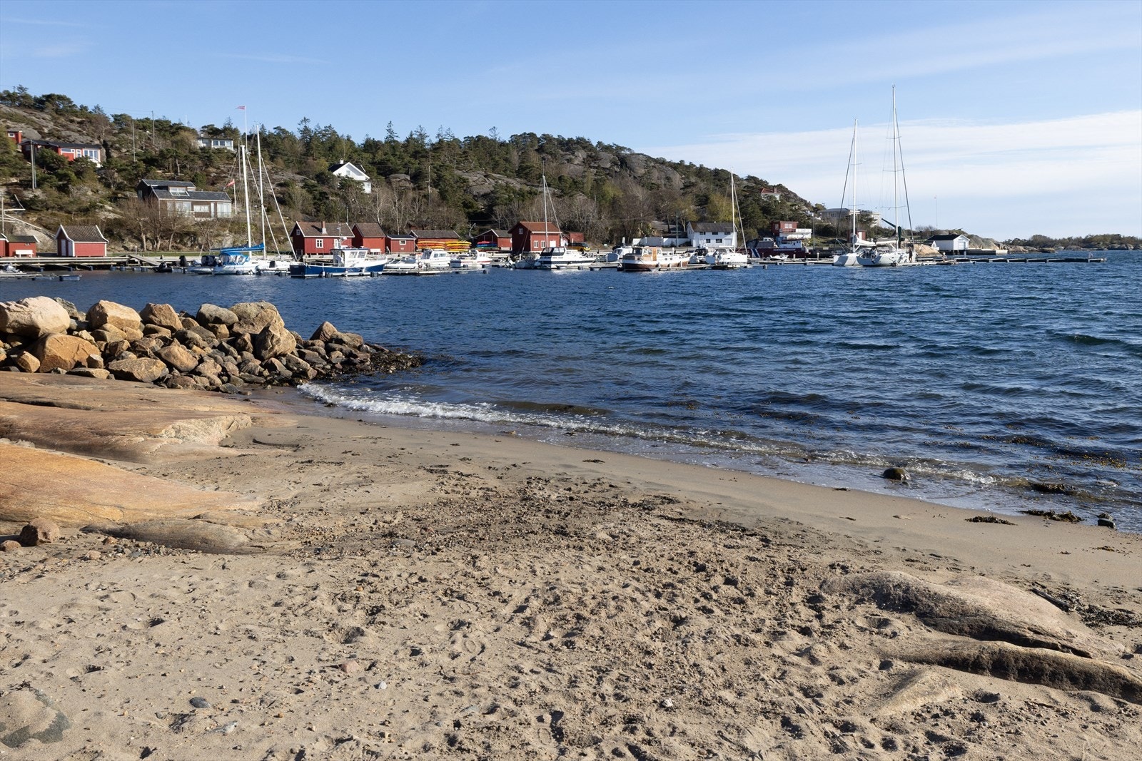 Fra eiendommen er det gangavstand til sjøen og båthavn, hvor du kan nyte herlige badeplasser, båtliv, fiske og ekte sommeridyll Galleribilde