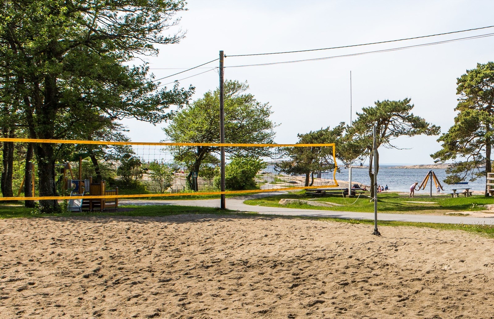 Kort vei til populære Foten badeplass - et av områdets flotteste steder for lange sommerdager ved sjøen Galleribilde