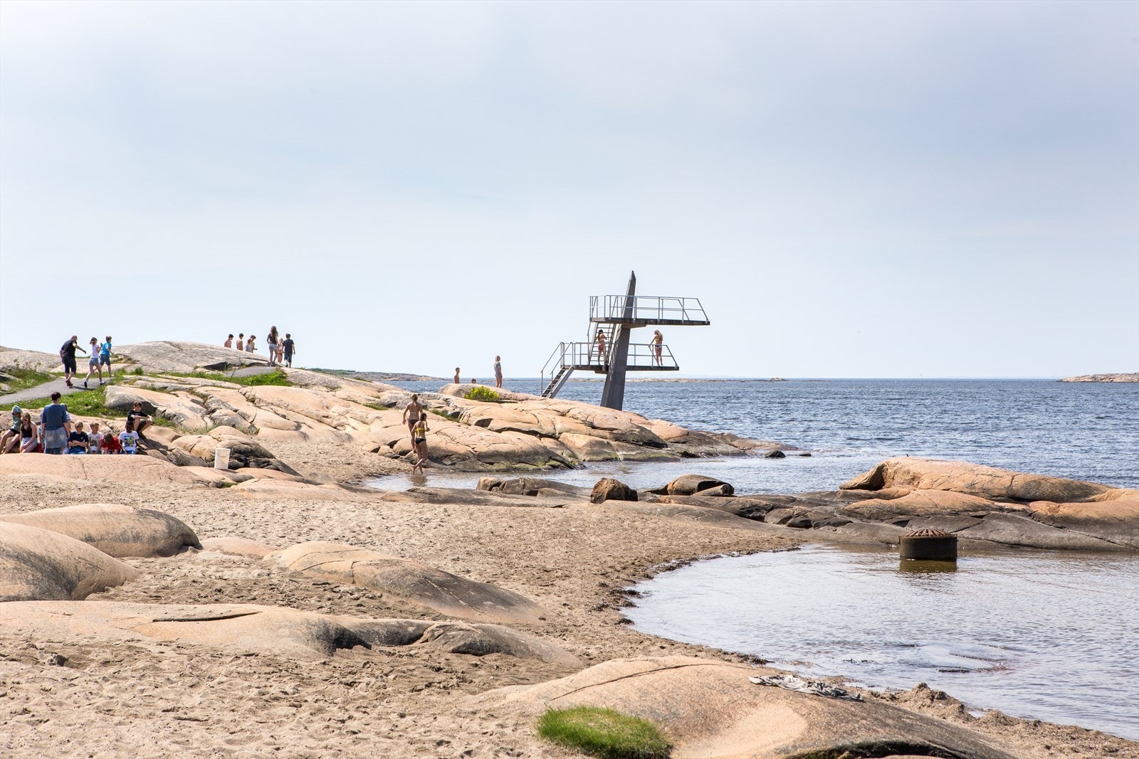 Her kan du nyte svaberg, sandstrand, bademuligheter og nydelige omgivelser - perfekt for både små og store Galleribilde