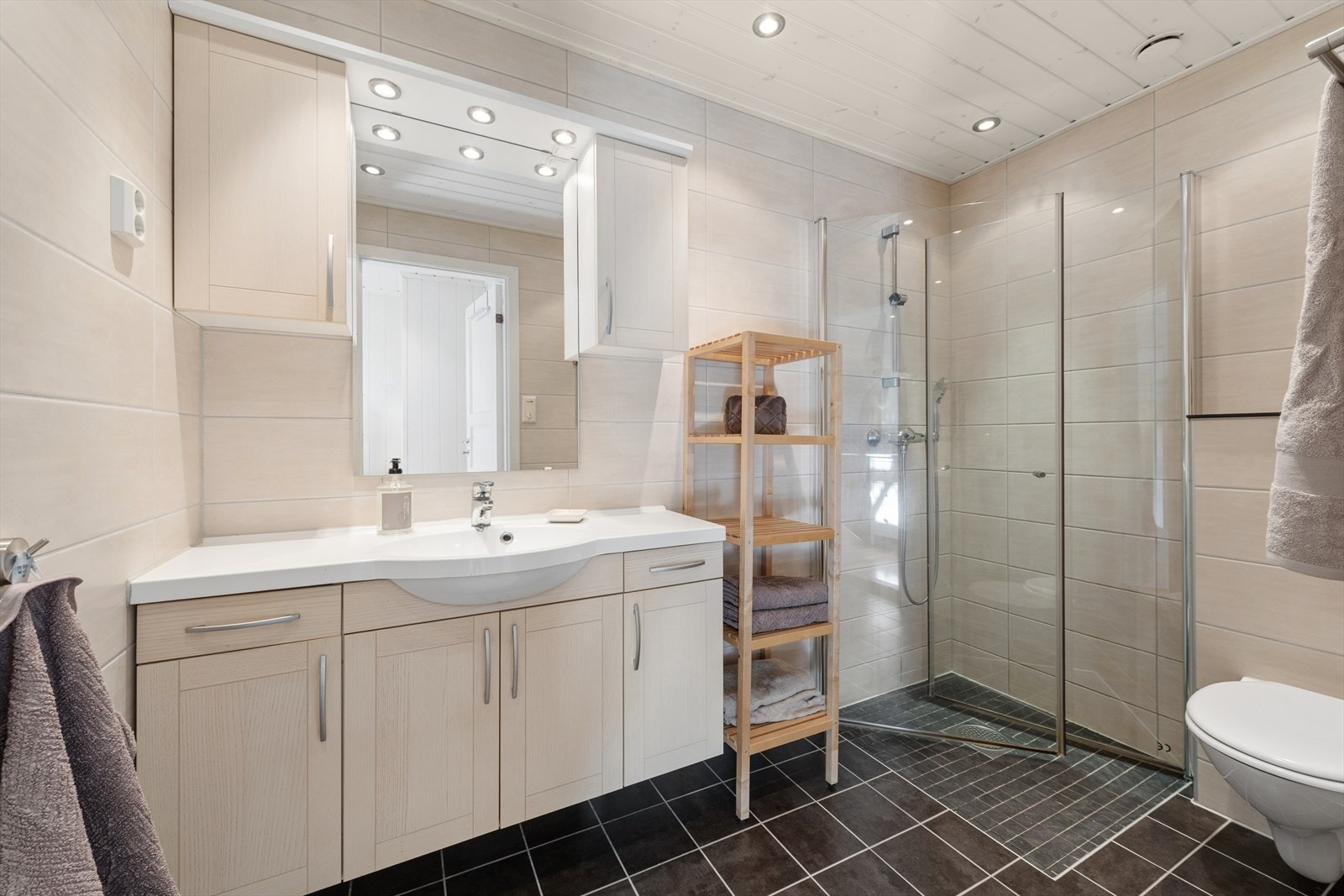 Hovedbadet ble pusset opp i 2010 og har fliser på gulv og vegger, gulvvarme og dusjhjørne. Galleribilde