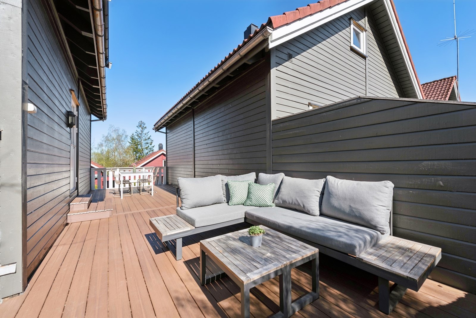 Den store uteplassen har god plass til både sittegruppe og spisebord. Galleribilde