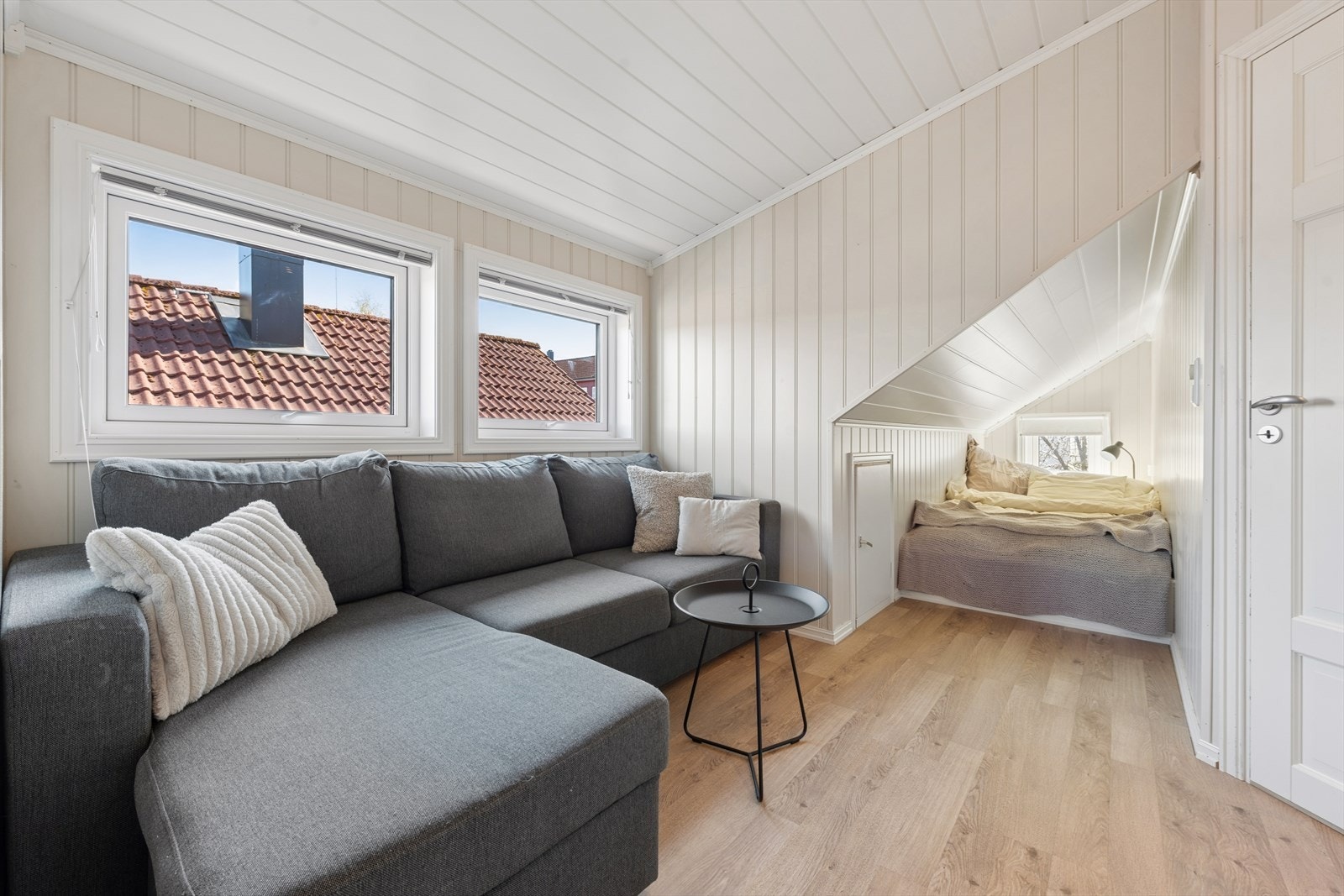Det ene rommet på loftet er innredet som en hyggelig loftsstue med en smart sovealkove. Galleribilde