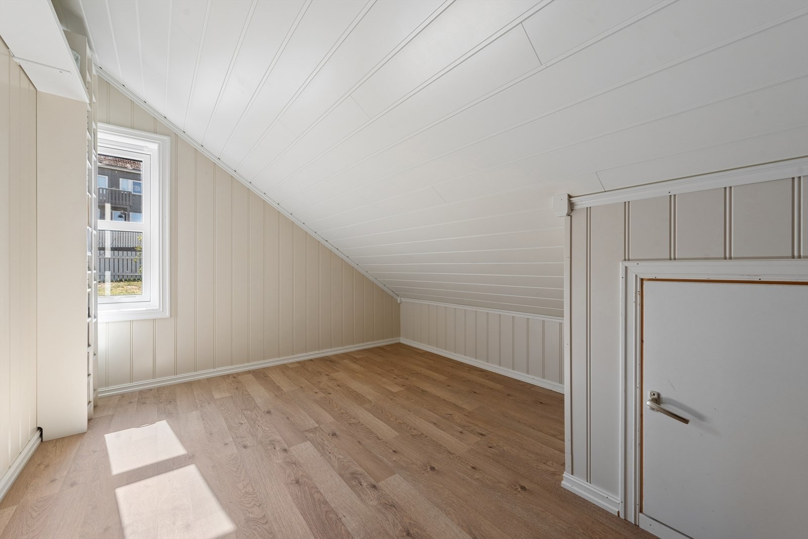 Praktisk bod på loftet gir god lagringsplass. Galleribilde