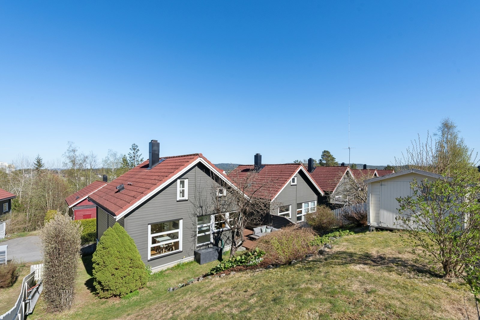 Eiendommen ligger høyt og fritt på Vallerudtoppen, i et etablert og barnevennlig nabolag. Galleribilde